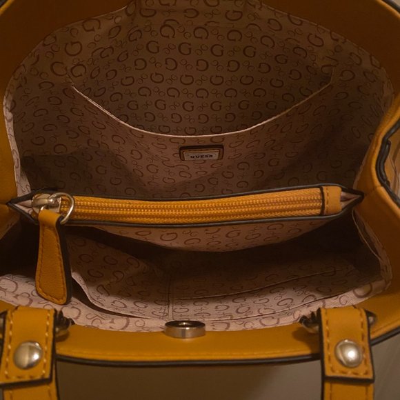 *NEW & NEVER WORN* Yellow GUESS Bag - Picture 4 of 4